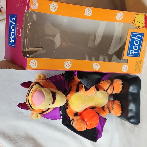 Disney, Halloween, Vampire Tigger Battery, Animated Display - Picture 7 of 9